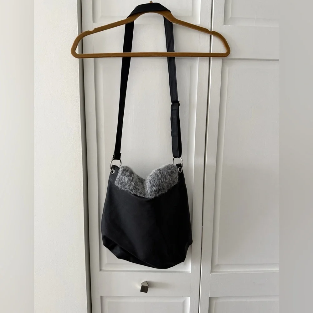 Vintage Faux Leather & Faux Fur Hobo Bag Black Crossbody Slouchy Y2K - Picture 8 of 10